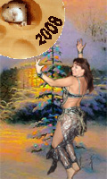 Девушка танцует вокруг елочки в новогоднем лесу.
