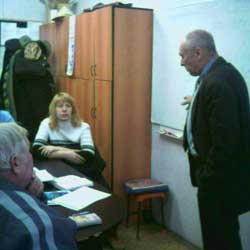 Посетители Клуба слушают Юрия Колоколова очень внимательно.