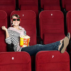 Курящая девушка в кинотеатре.