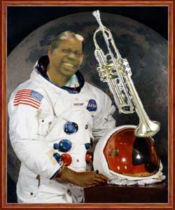 Луи Армстронг в открытом космосе.