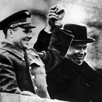 Никита Хрущев. Разоблачил культ Сталина, выращивал кукурузу, запустил Гагарина в космос, обещал коммунизм в 1980 году и грозил Америке ботинком.