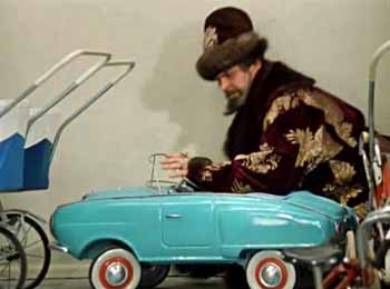 Царь случайно нажимает клаксон у детской машины.