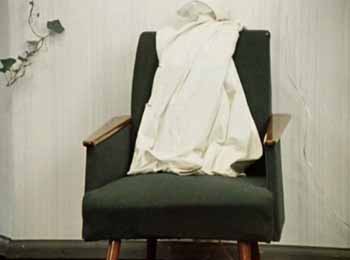 Белый халат Шурика на стуле.