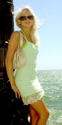 Станислава. Красивая девушка в светлом платье на берегу моря. Жми здесь и смотри больше фоток Стаси!