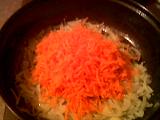 6. Добавляем натёртую морковь к луку, перемешиваем и тушим 2 минуты.